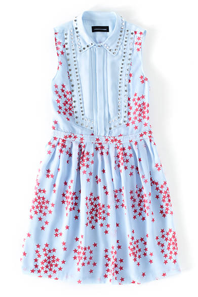 <strong>WOMENS｜</strong>スタッズやスタープリントをぐっとフェミニンに仕上げたブルーのドレスはシルク100%。トップスを重ねて、襟や裾をのぞかせて着ても可愛い。ドレス8万9640円（ディーゼル ブラック ゴールド）