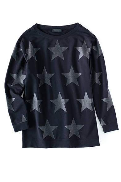 <strong>WOMENS｜</strong>プレイフルなスタープリントをほどこしたスウェットトップス。さりげないラメの質感とトーンオントーンで重ねたグラフィックが、大人のカジュアルシックを演出。首元の開きが広く、ゆるっとヌケ感のある着こなしを叶えてくれる。スウェットトップス3万2400円（ディーゼル ブラック ゴールド）