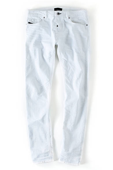 <strong>MENS｜</strong>クリーンなホワイトデニムは、わずかにクラッシュ加工をほどこしてカジュアルダウン。ペンキを弾いたような同色のペイントもさりげなく、きれいめ過ぎずグランジ過ぎない、こなれ感がちょうどいい。デニム4万6440円（ディーゼル ブラック ゴールド）