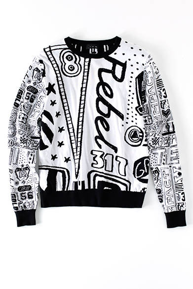 <strong>MENS｜</strong>まるで落書きのようなポップなグラフィックを全面にほどこしたジャガート編みのコットンニット。ほどよく厚みのあるふっくら柔らかな着心地で、360度絵柄が違うため、どこから見ても楽しい。ニット4万9680円（ディーゼル ブラック ゴールド）