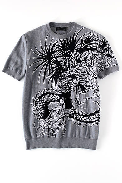 <strong>MENS｜</strong>トレンドアイテムとして注目される半袖ニットも、インパクトのあるグラフィックで差をつけよう。リラックスムードの南国風ボタニカルパターンの中には、じつはタイガー＆ドラゴンが！ ニット4万9680円（ディーゼル ブラック ゴールド）