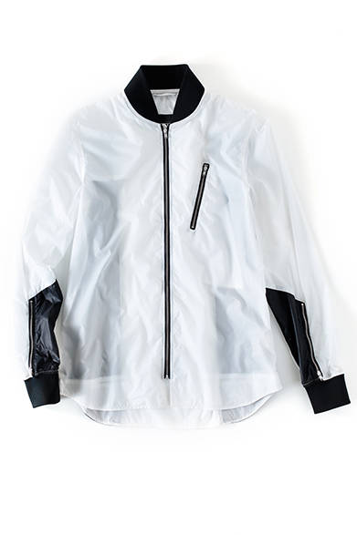 <strong>MENS｜</strong>ボンバージャケットとシャツを組み合わせた、シャツ仕立ての薄手のナイロンジャケット。いつものシャツ代わりに投入すれば、たちまち今年らしいスポーツミックス・スタイルに。ブルゾン4万9680円（ディーゼル ブラック ゴールド）