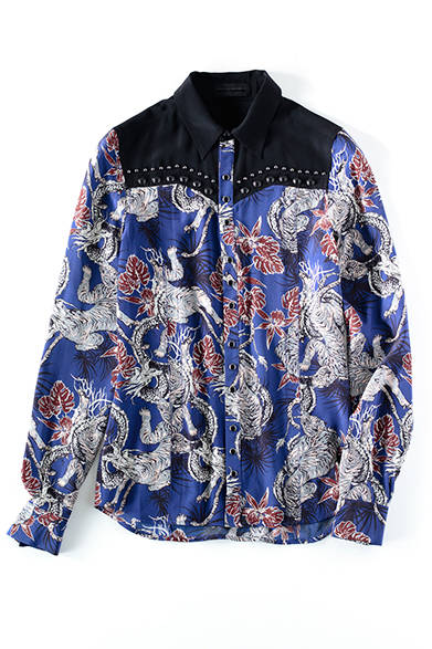<strong>WOMENS｜</strong>ハワイアンロカビリーを表現した大胆なプリントシャツ。ウエスタンヨークにスタッズをあしらったエッジの効いたデザインながら、着用感はむしろエレガント。理由はシルク100%の上品な素材感と細身でコンパクトな仕立てにあり。これ一枚で、無難なワントーンコーデが劇的にこなれて見える。シャツ7万4520円 DIESEL GINZA限定（ディーゼル ブラック ゴールド）