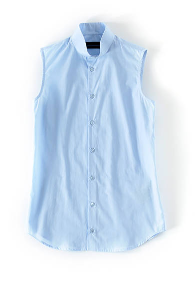 <strong>WOMENS｜</strong>ノースリーブのスタンドカラーシャツは、やわらかなサックスブルーが新鮮。着丈はやや長めで、縦のラインを強調したスマートな印象に。ノースリーブシャツ2万3760円（ディーゼル ブラック ゴールド）