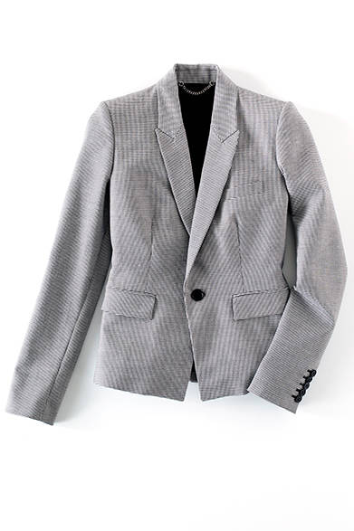 <strong>WOMENS｜</strong>マイクロハウンドトゥースのテーラードジャケットは、ピークドラペルやコンケープドショルダーのデザインで今季のコレクションのムードを反映した一着。ハンサムに着こなして。テーラードジャケット8万2080円（ディーゼル ブラック ゴールド）