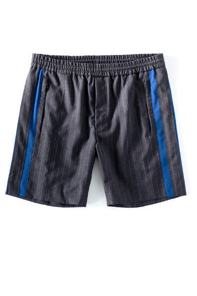 <strong>MENS｜</strong>フォーマルなウール地と、サイドにほどこされたスポーティなラインのバランスが絶妙。品良く着ることもできるし、もちろんカジュアルにも。使い勝手のいい一枚だ。ショーツ4万2120円（ディーゼル ブラック ゴールド）
