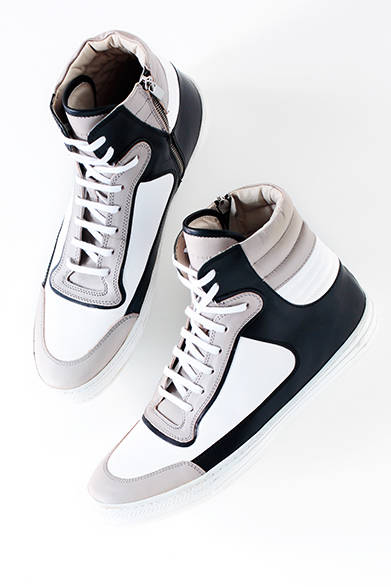 <strong>MENS｜</strong>カウレザーを使った大人なスニーカーは、カジュアルだけでなくセットアップなどのきれいめスタイルとも好相性。なんにでも合わせやすいモノトーンカラーで、着こなしの幅を広げてくれそうだ。スニーカー7万3440円（ディーゼル ブラック ゴールド）