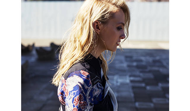 ブルゾン8万7480円、シャツ7万4520円（すべてディーゼル ブラック ゴールド）