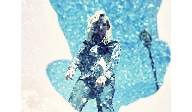 ブルゾン8万7480円、シャツ7万4520円、パンツ4万6440円（すべてディーゼル ブラック ゴールド）