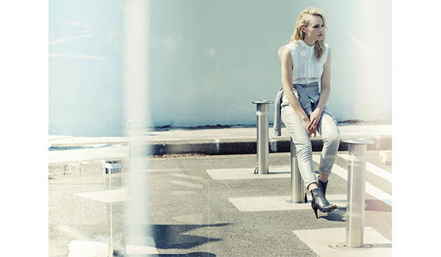 ノースリーブシャツ3万7800円、デニム5万7240円、スウェットトップス3万8880円、ブーティ9万9360円（すべてディーゼル ブラック ゴールド）