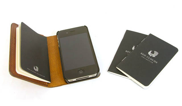 <strong>RED CLOUDS COLLECTIVE｜レッドクラウズコレクティブ</strong><br />ブック型レザー製iphoneケース「the GOOD book（ザ・グッドブック）」