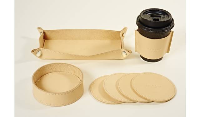 （左上から時計周りに）レザートレー7020円、レザー カップ スリーブ（S、Lの2サイズ展開）2160円、レザー コースター（4枚組セット）9180円