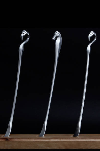 MAGONOTTE<br />サイズ｜440×25×55mm<br />カラー｜ヘアラインポリッシュ<br />素材｜AC7A高純度アルミ鋳物<br /> 価格｜1万5000円（税抜）