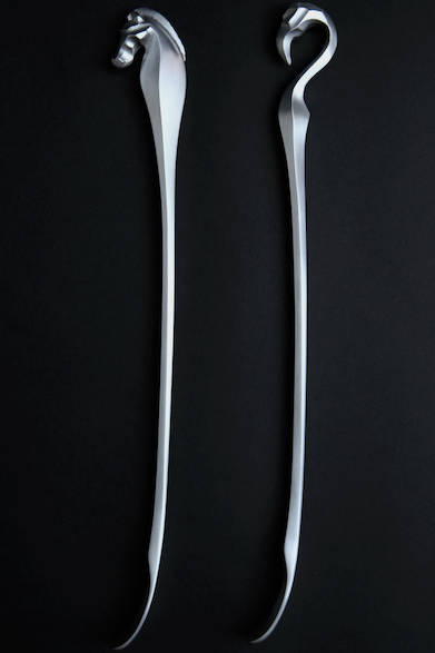 MAGONOTTE<br />サイズ｜440×25×55mm<br />カラー｜ヘアラインポリッシュ<br />素材｜AC7A高純度アルミ鋳物<br /> 価格｜1万5000円（税抜）