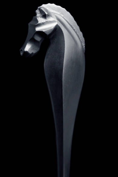 MAGONOTTE<br />サイズ｜440×25×55mm<br />カラー｜ヘアラインポリッシュ<br />素材｜AC7A高純度アルミ鋳物<br /> 価格｜1万5000円（税抜）