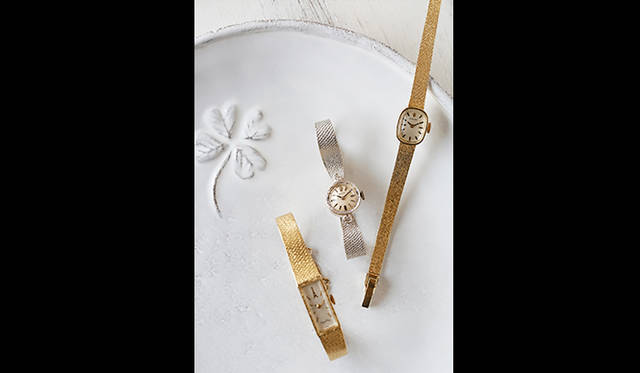 〈左〉ルシアン・ピカール／1970年代製 14Kイエローゴールド 23万7600円 〈中〉ロレックス／1970年代製 14Kホワイトドールド 54万円 〈右〉ロレックス／1960年代製 14Kイエローゴールド 43万2000円