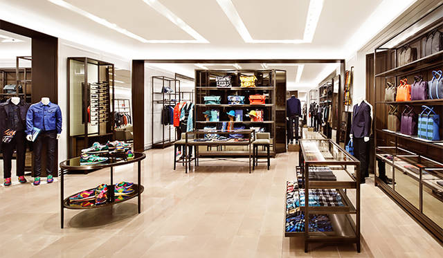 写真は、2階のメンズのフロア。店内は、オフホワイトをベースにしたラグジュアリーな雰囲気