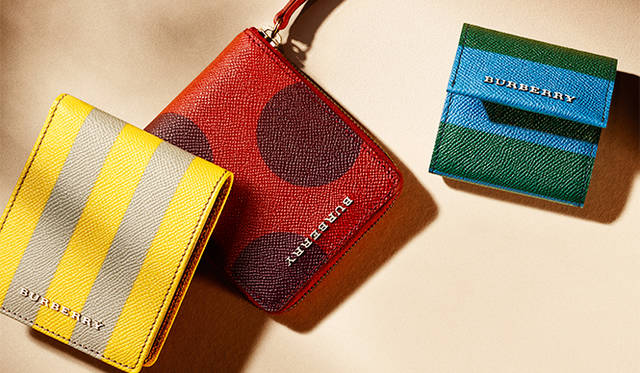 心斎橋店のオープンを記念した限定アイテム。写真左と中は二つ折りのウォレット 各5万6160円、右はコインケース 3万8880円