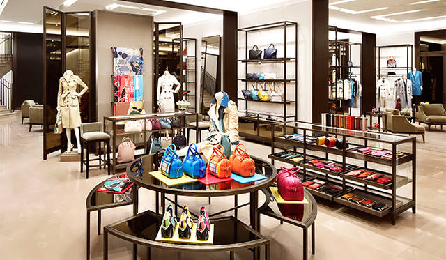 写真は、1階のウィメンズのフロア。洋服のほか、バッグやストール、シューズなどの小物も充実