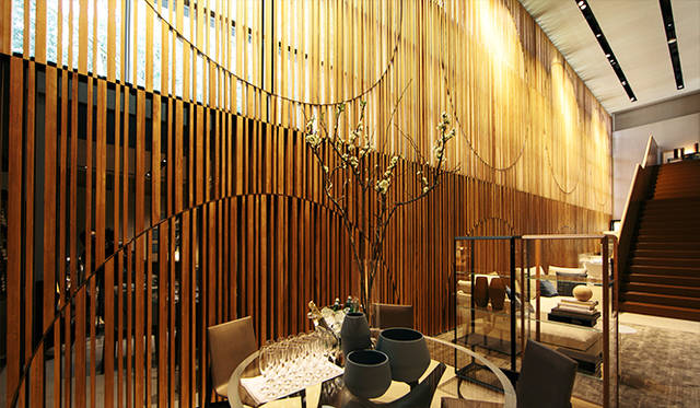 吹き抜けの「wooden wall（ウッドゥン ウォール）」とキャラメル色の階段が描くグラデーションが美しい