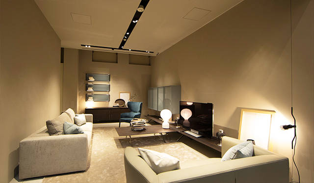 プライベート感がある地階のナイトリビングのコーディネート。ソファは「Reversi’14（リベルシ14）」