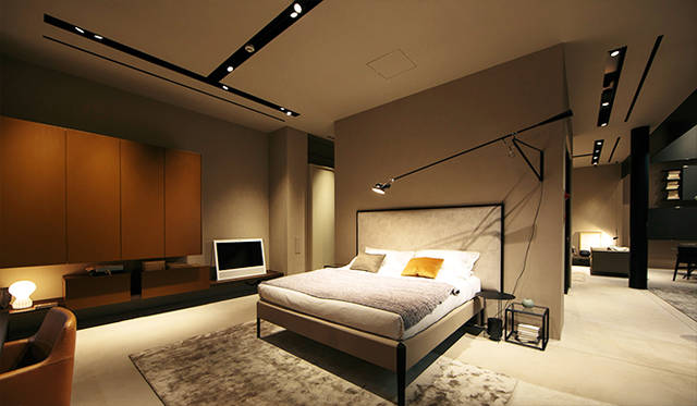 地階のベッドルーム。壁面に設置されているのは、パトリシアのデザインによるワードローブ「Gliss UP（グリス アップ）」。階段とおなじキャラメル色を使っている