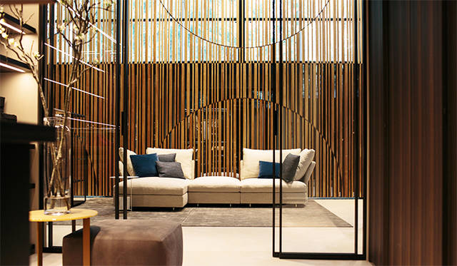 日本的な様式美を背景にイタリアのライフスタイルを表現。ソファは優雅なシルエットの｢Holiday（ホリディ）｣