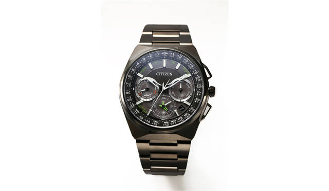 <br><strong>シチズン エコ・ドライブ サテライト ウエーブ F900</strong><br>ケース｜スーパーチタニウム（デュラテクトDLC+MRK）<br>直径｜45.4mm<br>厚さ｜13.1mm<br>ムーブメント｜クォーツ（Cal.F900、光発電エコ・ドライブ）<br>機能｜衛星電波受信機能（位置情報も取得）、ワールドタイム機能（世界40タイムゾーン）、デュアルタイム表示、ストップウォッチ機能（1/20秒計測、24時間計）、アラーム、ライトレベル インディケーター、パーペチュアルカレンダー（日付・曜日表示）<br>ストラップ｜スーパーチタニウム（デュラテクトDLC+MRK）<br>防水性｜10気圧<br>限定数｜シルバー1300本、ブラック1700本。合計3000本<br>発売時期｜今秋発売予定<br>予価｜24万円（税抜）<br>