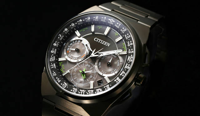 <br><strong>シチズン エコ・ドライブ サテライト ウエーブ F900</strong><br>ケース｜スーパーチタニウム（デュラテクトDLC+MRK）<br>直径｜45.4mm<br>厚さ｜13.1mm<br>ムーブメント｜クォーツ（Cal.F900、光発電エコ・ドライブ）<br>機能｜衛星電波受信機能（位置情報も取得）、ワールドタイム機能（世界40タイムゾーン）、デュアルタイム表示、ストップウォッチ機能（1/20秒計測、24時間計）、アラーム、ライトレベル インディケーター、パーペチュアルカレンダー（日付・曜日表示）<br>ストラップ｜スーパーチタニウム（デュラテクトDLC+MRK）<br>防水性｜10気圧<br>限定数｜ブラック1700本<br>発売時期｜今秋発売予定<br>予価｜24万円（税抜）<br>