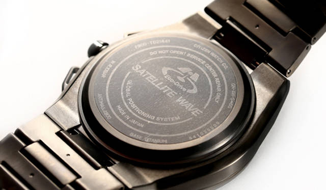 <br><strong>シチズン エコ・ドライブ サテライト ウエーブ F900</strong><br>ケース｜スーパーチタニウム（デュラテクトDLC+MRK）<br>直径｜45.4mm<br>厚さ｜13.1mm<br>ムーブメント｜クォーツ（Cal.F900、光発電エコ・ドライブ）<br>機能｜衛星電波受信機能（位置情報も取得）、ワールドタイム機能（世界40タイムゾーン）、デュアルタイム表示、ストップウォッチ機能（1/20秒計測、24時間計）、アラーム、ライトレベル インディケーター、パーペチュアルカレンダー（日付・曜日表示）<br>ストラップ｜スーパーチタニウム（デュラテクトDLC+MRK）<br>防水性｜10気圧<br>限定数｜ブラック1700本<br>発売時期｜今秋発売予定<br>予価｜24万円（税抜）<br>