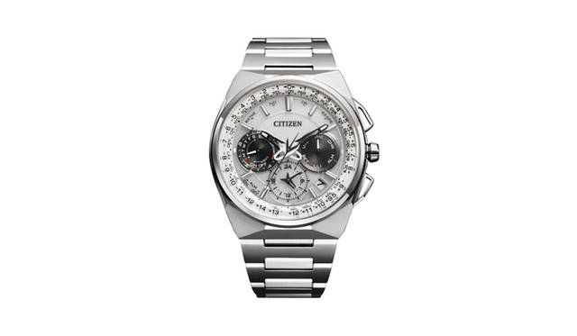 <br><strong>シチズン エコ・ドライブ サテライト ウエーブ F900</strong><br>ケース｜スーパーチタニウム（デュラテクトα＋MRK）<br>直径｜45.4mm<br>厚さ｜13.1mm<br>ムーブメント｜クォーツ（Cal.F900、光発電エコ・ドライブ）<br>機能｜衛星電波受信機能（位置情報も取得）、ワールドタイム機能（世界40タイムゾーン）、デュアルタイム表示、ストップウォッチ機能（1/20秒計測、24時間計）、アラーム、ライトレベル インディケーター、パーペチュアルカレンダー（日付・曜日表示）<br>ストラップ｜スーパーチタニウム（デュラテクトα＋MRK）<br>防水性｜10気圧<br>限定数｜シルバー1300本<br>発売時期｜今秋発売予定<br>予価｜24万円（税抜）<br>