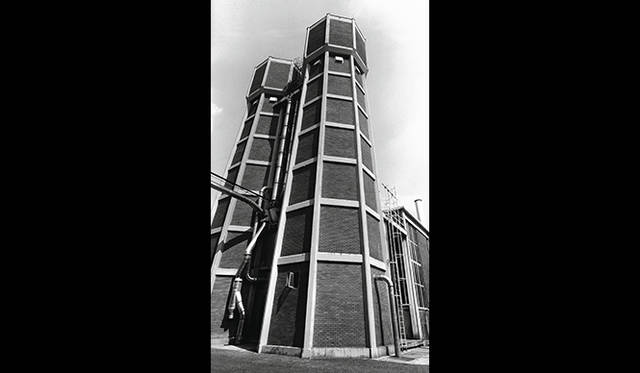 1960年、当時の「モルテーニ」工場の外観。このころ、イタリアは好景気の真っ最中で、同社をはじめとする家具・インテリア業界も大きく変貌を遂げた