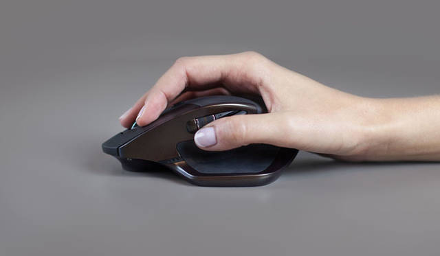 <strong>Logicool｜ロジクール</strong><br />「ロジクール MX MASTER ワイヤレス マウス」使用イメージ