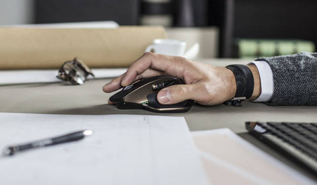 <strong>Logicool｜ロジクール</strong><br />「ロジクール MX MASTER ワイヤレス マウス」使用イメージ