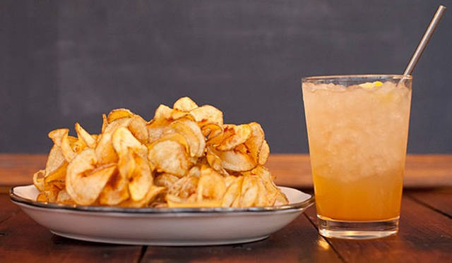 <strong>ダイニングバー「SMITH」</strong><br />「BROOKLYN RIBON FRIES（ブルックリンリボンフライ）」リボンフライ＆ジンジャーシロップ スペシャルドリンク