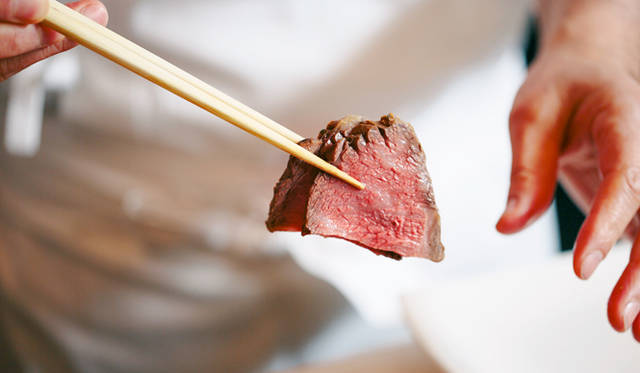 やわらかく肉のうまみがある「鳥取和牛オレイン５５」でローストビーフを作った野﨑さん