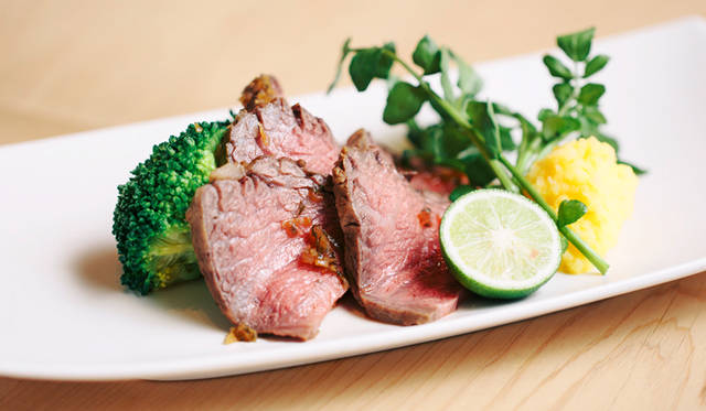 野﨑さんのローストビーフは、「鳥取和牛オレイン５５」のランプを使い、フライパンで焼き色をつけたあと、熱湯をかけ余分な脂と汚れを落とし、醤油や酒やネギで作ったたれを煮立たせたフライパンで10分程度蒸し焼きにする