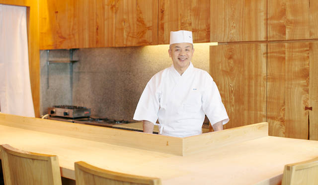 厨房内でインタビューに応じる野崎さん