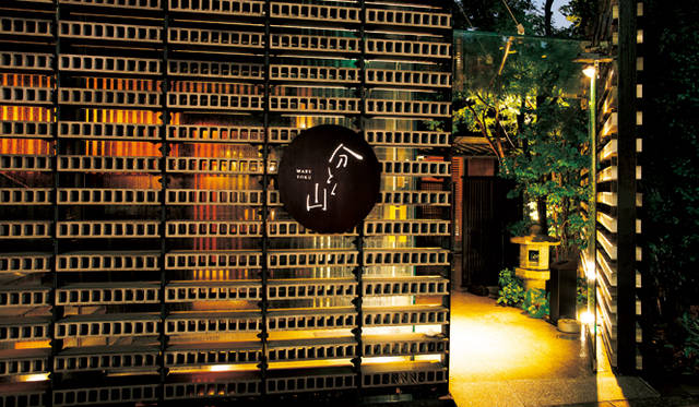 「分とく山」の外観。ライトアップされると、美しく個性的な店構えがさらに際立つ