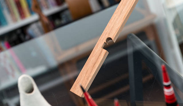 <strong>East Japan Project</strong>「Chidori」（隈研吾建築都市設計事務所／岩手県奥州市藤里木工所）<br>12本の部材を組み合わせて1ユニットのフレームを作り、それを自由に繋げていくことによってそれぞれの生活にあった使い方ができる家具を製作。さまざまな用途・目的に対応でき、自分の生活にぴったりのものを自分で組み立てられることにより、空間や、収納の種類の無駄が少ない生活が可能になる。