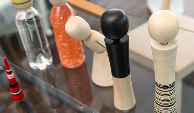 <strong>East Japan Project</strong>手前／「NARUCO Kokeshi Light」（NOSIGNER／宮城県鳴子温泉 松田工房）<br>宮城県・鳴子温泉のこけし職人の“ろくろびき”の技術で1点1点手作りされる、こけし型LEDライト。ノスタルジックなこけしが、現代の生活空間にもひとの感覚にも、すんなり馴染むライトは、木の質感が気持ちよく、ほどよいサイズの頭は、手のひらにすっと収まるのも魅力。<br>中央／「Kokeshi」（ロナン＆エルワン・ブルレック／岩手県奥州市　藤里木工所／宮城県刈田郡 丑蔵庵）ロナン＆エルワン・ブルレックが東北地方の工芸を用いた製品企画で選んだのは、東北地方の職人が百年前より制作しつづける木製の人形で、伝統的な製作法を用いるこけし。不動の人形に関節を一つ与えることで動きを吹き込んだ。