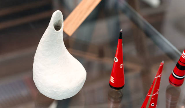 <strong>East Japan Project</strong>「KOBOSHI」（宮城県白石市白石和紙工房／福島県会津若松市 関美工堂／東京都羽村市 エム＆エム トレーディング／隈研吾建築都市設計事務所）<br>この紙の徳利は、宮城県白石和紙の遠藤まし子さんの和紙と、福島県会津若松の張り子と呼ばれる技術で製作。ダルマは普通、張り子で作られているが、水が漏れないように現代の防水加工をほどこした。徳利にはもちろん、花を活けて一輪挿しとしても使用することができる。