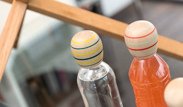 <strong>East Japan Project</strong>「NARUCO Kokeshi Bottle Cap」（NOSIGNER／宮城県鳴子温泉 松田工房）<br>宮城県・鳴子温泉のこけし職人の“ろくろびき”の技術で1点1点手作りされる、こけしの頭のかたちをしたペットボトルキャップ。使い終わったペットボトルのキャップと交換し、ボトルを再利用する際に使用するもので、ペットボトルにつけたその姿は、まるでこけしそのもの。