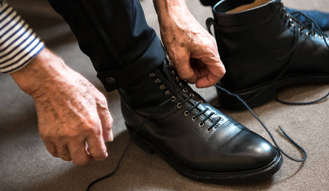 「編み上げブーツの紐をキュッとしっかり結ぶのが好き」という操上和美氏