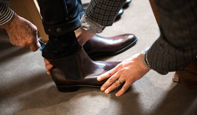 最初にジョンロブのブーツの定番モデルとして人気の高いサイドゴアブーツ「Tudor（チューダー）」を試し履き