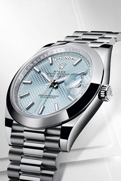 <strong>オイスター パーペチュアル <br>デイデイト 40</strong><br>ケース｜950プラチナ<br/>直径｜40mm<br/>ムーブメント｜自動巻き（Cal.3255）<br/>機能｜日付表示、曜日表示<br/>ブレスレット｜950プラチナ<br/>防水性｜100ｍ<br/>発売時期｜2015年夏予定<br/>予価｜596万円（税抜）<br/><br/>日本ロレックス<br />Tel. 03-3216-5671<br />http://www.rolex.com/ja<br />