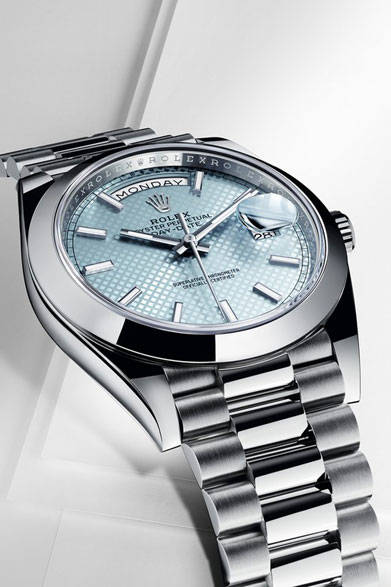 <strong>オイスター パーペチュアル <br>デイデイト 40</strong><br>ケース｜950プラチナ<br/>直径｜40mm<br/>ムーブメント｜自動巻き（Cal.3255）<br/>機能｜日付表示、曜日表示<br/>ブレスレット｜950プラチナ<br/>防水性｜100ｍ<br/>発売時期｜2015年夏予定<br/>予価｜596万円（税抜）<br/><br/>日本ロレックス<br />Tel. 03-3216-5671<br />http://www.rolex.com/ja<br />