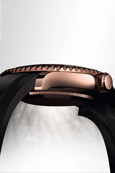 <strong>オイスター パーペチュアル <br>ヨットマスター</strong><br> ケース｜エバーローズゴールド＋セラクロムベゼル<br> 直径｜40mm<br> ムーブメント｜自動巻き（Cal.3135）<br> 機能｜日付表示<br> ブレスレット｜オイスター  フレックスブレスレット（メタルブレードに合成ラバーの一種エラストマーをモールド）<br> 防水性｜100ｍ<br> 発売時期｜2015年夏予定<br> 予価｜238万円（税抜）<br/><br/>日本ロレックス<br />Tel. 03-3216-5671<br />http://www.rolex.com/ja<br />