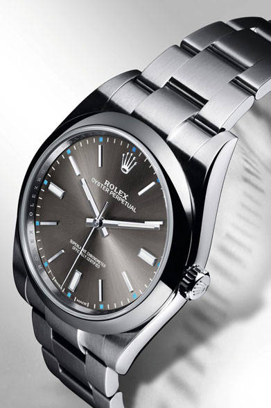 <strong>オイスター パーペチュアル 39</strong><br>ケース｜904Lステンレススチール<br>直径｜39mm<br>ムーブメント｜自動巻き（Cal.3132）<br>ブレスレット｜904Lステンレススチール<br>防水性｜100ｍ<br>発売時期｜2015年夏予定<br>予価｜54万円（税抜）<br><br/><br/>日本ロレックス<br />Tel. 03-3216-5671<br />http://www.rolex.com/ja<br />