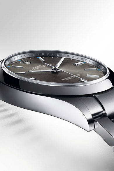 <strong>オイスター パーペチュアル 39</strong><br>ケース｜904Lステンレススチール<br>直径｜39mm<br>ムーブメント｜自動巻き（Cal.3132）<br>ブレスレット｜904Lステンレススチール<br>防水性｜100ｍ<br>発売時期｜2015年夏予定<br>予価｜54万円（税抜）<br><br/><br/>日本ロレックス<br />Tel. 03-3216-5671<br />http://www.rolex.com/ja<br />